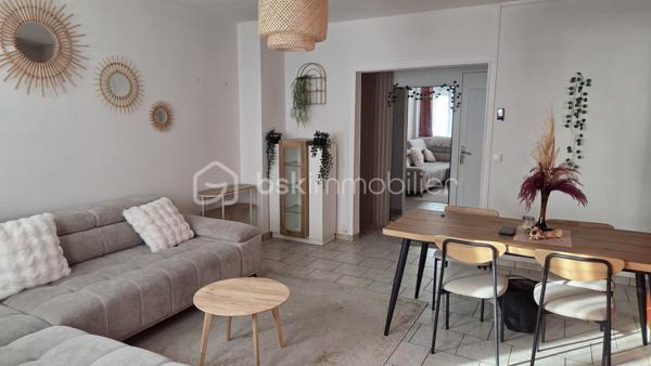 À Givet, à seulement 2 km de la frontière belge et à environ 20 km de Dinant, découvrez cet agréable appartement de 3 chambres, entièrement rénové et prêt à vivre.

Situé au 3ᵉ étage sans ascenseur, dans une résidence proche de toutes les commodités, cet appartement ne nécessite aucun travaux.

L’appartement se compose de :
Un hall d’entrée qui dessert un séjour lumineux et agréable
Une cuisine intégrée
Une salle de bains
WC séparés
3 chambres
2 buanderies

Cet appartement dispose également d'un garage privatif de 6 × 3 m (16.3m²) et d'une cave (9,10m²)

De nombreux travaux et améliorations ont été réalisés notamment : 

Électricité refaite
Appartement récemment repeint
Mobilier neuf
Porte d’entrée renforcée neuve avec serrure 3 points
Chauffe-eau économique neuf
Plaque vitrocéramique neuve
WC neuf
Fenêtres en double vitrage et équipées de volets roulants à sangle

Aucun travaux à prévoir : vous pouvez vous installer ou le mettre immédiatement en location.

Charges de copropriété
Les charges sont comprises entre 400 et 900 € par trimestre selon la consommation.
Elles comprennent notamment :
* L’eau
* Le chauffage
* L’entretien des parties communes
L’électricité reste à la charge de l’occupant.

Idéal résidence principale pour un premier achat ou investissement locatif. Ce bien représente également une opportunité intéressante pour un investisseur.

Location possible : environ 700,00 / mois hors charges, soit un potentiel locatif de 8 400 € par an hors charges, sous réserve du marché locatif et des conditions de location.