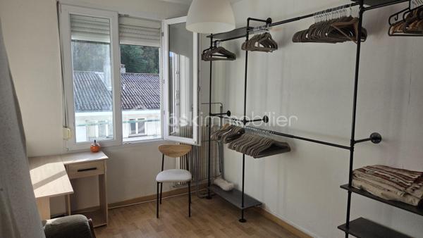 À Givet, à seulement 2 km de la frontière belge et à environ 20 km de Dinant, découvrez cet agréable appartement de 3 chambres, entièrement rénové et prêt à vivre.

Situé au 3ᵉ étage sans ascenseur, dans une résidence proche de toutes les commodités, cet appartement ne nécessite aucun travaux.

L’appartement se compose de :
Un hall d’entrée qui dessert un séjour lumineux et agréable
Une cuisine intégrée
Une salle de bains
WC séparés
3 chambres
2 buanderies

Cet appartement dispose également d'un garage privatif de 6 × 3 m (16.3m²) et d'une cave (9,10m²)

De nombreux travaux et améliorations ont été réalisés notamment : 

Électricité refaite
Appartement récemment repeint
Mobilier neuf
Porte d’entrée renforcée neuve avec serrure 3 points
Chauffe-eau économique neuf
Plaque vitrocéramique neuve
WC neuf
Fenêtres en double vitrage et équipées de volets roulants à sangle

Aucun travaux à prévoir : vous pouvez vous installer ou le mettre immédiatement en location.

Charges de copropriété
Les charges sont comprises entre 400 et 900 € par trimestre selon la consommation.
Elles comprennent notamment :
* L’eau
* Le chauffage
* L’entretien des parties communes
L’électricité reste à la charge de l’occupant.

Idéal résidence principale pour un premier achat ou investissement locatif. Ce bien représente également une opportunité intéressante pour un investisseur.

Location possible : environ 700,00 / mois hors charges, soit un potentiel locatif de 8 400 € par an hors charges, sous réserve du marché locatif et des conditions de location.