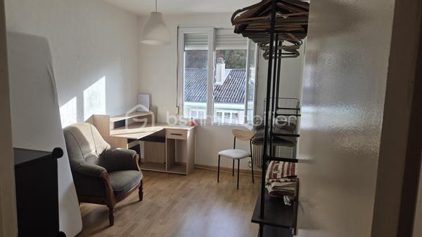 À Givet, à seulement 2 km de la frontière belge et à environ 20 km de Dinant, découvrez cet agréable appartement de 3 chambres, entièrement rénové et prêt à vivre.

Situé au 3ᵉ étage sans ascenseur, dans une résidence proche de toutes les commodités, cet appartement ne nécessite aucun travaux.

L’appartement se compose de :
Un hall d’entrée qui dessert un séjour lumineux et agréable
Une cuisine intégrée
Une salle de bains
WC séparés
3 chambres
2 buanderies

Cet appartement dispose également d'un garage privatif de 6 × 3 m (16.3m²) et d'une cave (9,10m²)

De nombreux travaux et améliorations ont été réalisés notamment : 

Électricité refaite
Appartement récemment repeint
Mobilier neuf
Porte d’entrée renforcée neuve avec serrure 3 points
Chauffe-eau économique neuf
Plaque vitrocéramique neuve
WC neuf
Fenêtres en double vitrage et équipées de volets roulants à sangle

Aucun travaux à prévoir : vous pouvez vous installer ou le mettre immédiatement en location.

Charges de copropriété
Les charges sont comprises entre 400 et 900 € par trimestre selon la consommation.
Elles comprennent notamment :
* L’eau
* Le chauffage
* L’entretien des parties communes
L’électricité reste à la charge de l’occupant.

Idéal résidence principale pour un premier achat ou investissement locatif. Ce bien représente également une opportunité intéressante pour un investisseur.

Location possible : environ 700,00 / mois hors charges, soit un potentiel locatif de 8 400 € par an hors charges, sous réserve du marché locatif et des conditions de location.