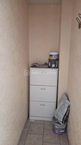 À Givet, à seulement 2 km de la frontière belge et à environ 20 km de Dinant, découvrez cet agréable appartement de 3 chambres, entièrement rénové et prêt à vivre.

Situé au 3ᵉ étage sans ascenseur, dans une résidence proche de toutes les commodités, cet appartement ne nécessite aucun travaux.

L’appartement se compose de :
Un hall d’entrée qui dessert un séjour lumineux et agréable
Une cuisine intégrée
Une salle de bains
WC séparés
3 chambres
2 buanderies

Cet appartement dispose également d'un garage privatif de 6 × 3 m (16.3m²) et d'une cave (9,10m²)

De nombreux travaux et améliorations ont été réalisés notamment : 

Électricité refaite
Appartement récemment repeint
Mobilier neuf
Porte d’entrée renforcée neuve avec serrure 3 points
Chauffe-eau économique neuf
Plaque vitrocéramique neuve
WC neuf
Fenêtres en double vitrage et équipées de volets roulants à sangle

Aucun travaux à prévoir : vous pouvez vous installer ou le mettre immédiatement en location.

Charges de copropriété
Les charges sont comprises entre 400 et 900 € par trimestre selon la consommation.
Elles comprennent notamment :
* L’eau
* Le chauffage
* L’entretien des parties communes
L’électricité reste à la charge de l’occupant.

Idéal résidence principale pour un premier achat ou investissement locatif. Ce bien représente également une opportunité intéressante pour un investisseur.

Location possible : environ 700,00 / mois hors charges, soit un potentiel locatif de 8 400 € par an hors charges, sous réserve du marché locatif et des conditions de location.