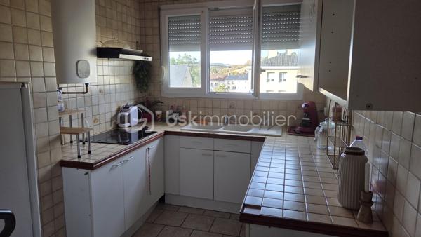 À Givet, à seulement 2 km de la frontière belge et à environ 20 km de Dinant, découvrez cet agréable appartement de 3 chambres, entièrement rénové et prêt à vivre.

Situé au 3ᵉ étage sans ascenseur, dans une résidence proche de toutes les commodités, cet appartement ne nécessite aucun travaux.

L’appartement se compose de :
Un hall d’entrée qui dessert un séjour lumineux et agréable
Une cuisine intégrée
Une salle de bains
WC séparés
3 chambres
2 buanderies

Cet appartement dispose également d'un garage privatif de 6 × 3 m (16.3m²) et d'une cave (9,10m²)

De nombreux travaux et améliorations ont été réalisés notamment : 

Électricité refaite
Appartement récemment repeint
Mobilier neuf
Porte d’entrée renforcée neuve avec serrure 3 points
Chauffe-eau économique neuf
Plaque vitrocéramique neuve
WC neuf
Fenêtres en double vitrage et équipées de volets roulants à sangle

Aucun travaux à prévoir : vous pouvez vous installer ou le mettre immédiatement en location.

Charges de copropriété
Les charges sont comprises entre 400 et 900 € par trimestre selon la consommation.
Elles comprennent notamment :
* L’eau
* Le chauffage
* L’entretien des parties communes
L’électricité reste à la charge de l’occupant.

Idéal résidence principale pour un premier achat ou investissement locatif. Ce bien représente également une opportunité intéressante pour un investisseur.

Location possible : environ 700,00 / mois hors charges, soit un potentiel locatif de 8 400 € par an hors charges, sous réserve du marché locatif et des conditions de location.