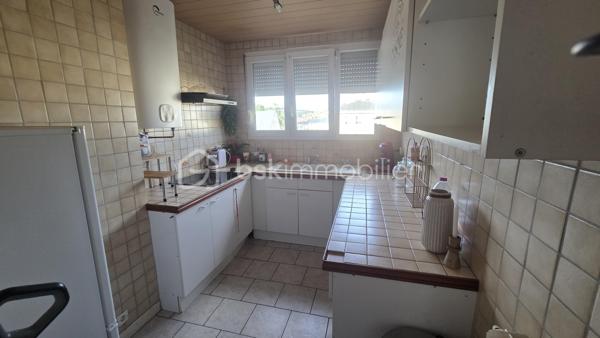 À Givet, à seulement 2 km de la frontière belge et à environ 20 km de Dinant, découvrez cet agréable appartement de 3 chambres, entièrement rénové et prêt à vivre.

Situé au 3ᵉ étage sans ascenseur, dans une résidence proche de toutes les commodités, cet appartement ne nécessite aucun travaux.

L’appartement se compose de :
Un hall d’entrée qui dessert un séjour lumineux et agréable
Une cuisine intégrée
Une salle de bains
WC séparés
3 chambres
2 buanderies

Cet appartement dispose également d'un garage privatif de 6 × 3 m (16.3m²) et d'une cave (9,10m²)

De nombreux travaux et améliorations ont été réalisés notamment : 

Électricité refaite
Appartement récemment repeint
Mobilier neuf
Porte d’entrée renforcée neuve avec serrure 3 points
Chauffe-eau économique neuf
Plaque vitrocéramique neuve
WC neuf
Fenêtres en double vitrage et équipées de volets roulants à sangle

Aucun travaux à prévoir : vous pouvez vous installer ou le mettre immédiatement en location.

Charges de copropriété
Les charges sont comprises entre 400 et 900 € par trimestre selon la consommation.
Elles comprennent notamment :
* L’eau
* Le chauffage
* L’entretien des parties communes
L’électricité reste à la charge de l’occupant.

Idéal résidence principale pour un premier achat ou investissement locatif. Ce bien représente également une opportunité intéressante pour un investisseur.

Location possible : environ 700,00 / mois hors charges, soit un potentiel locatif de 8 400 € par an hors charges, sous réserve du marché locatif et des conditions de location.