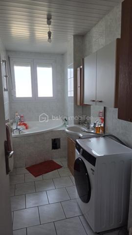 À Givet, à seulement 2 km de la frontière belge et à environ 20 km de Dinant, découvrez cet agréable appartement de 3 chambres, entièrement rénové et prêt à vivre.

Situé au 3ᵉ étage sans ascenseur, dans une résidence proche de toutes les commodités, cet appartement ne nécessite aucun travaux.

L’appartement se compose de :
Un hall d’entrée qui dessert un séjour lumineux et agréable
Une cuisine intégrée
Une salle de bains
WC séparés
3 chambres
2 buanderies

Cet appartement dispose également d'un garage privatif de 6 × 3 m (16.3m²) et d'une cave (9,10m²)

De nombreux travaux et améliorations ont été réalisés notamment : 

Électricité refaite
Appartement récemment repeint
Mobilier neuf
Porte d’entrée renforcée neuve avec serrure 3 points
Chauffe-eau économique neuf
Plaque vitrocéramique neuve
WC neuf
Fenêtres en double vitrage et équipées de volets roulants à sangle

Aucun travaux à prévoir : vous pouvez vous installer ou le mettre immédiatement en location.

Charges de copropriété
Les charges sont comprises entre 400 et 900 € par trimestre selon la consommation.
Elles comprennent notamment :
* L’eau
* Le chauffage
* L’entretien des parties communes
L’électricité reste à la charge de l’occupant.

Idéal résidence principale pour un premier achat ou investissement locatif. Ce bien représente également une opportunité intéressante pour un investisseur.

Location possible : environ 700,00 / mois hors charges, soit un potentiel locatif de 8 400 € par an hors charges, sous réserve du marché locatif et des conditions de location.