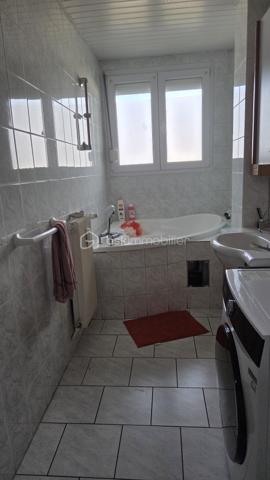 À Givet, à seulement 2 km de la frontière belge et à environ 20 km de Dinant, découvrez cet agréable appartement de 3 chambres, entièrement rénové et prêt à vivre.

Situé au 3ᵉ étage sans ascenseur, dans une résidence proche de toutes les commodités, cet appartement ne nécessite aucun travaux.

L’appartement se compose de :
Un hall d’entrée qui dessert un séjour lumineux et agréable
Une cuisine intégrée
Une salle de bains
WC séparés
3 chambres
2 buanderies

Cet appartement dispose également d'un garage privatif de 6 × 3 m (16.3m²) et d'une cave (9,10m²)

De nombreux travaux et améliorations ont été réalisés notamment : 

Électricité refaite
Appartement récemment repeint
Mobilier neuf
Porte d’entrée renforcée neuve avec serrure 3 points
Chauffe-eau économique neuf
Plaque vitrocéramique neuve
WC neuf
Fenêtres en double vitrage et équipées de volets roulants à sangle

Aucun travaux à prévoir : vous pouvez vous installer ou le mettre immédiatement en location.

Charges de copropriété
Les charges sont comprises entre 400 et 900 € par trimestre selon la consommation.
Elles comprennent notamment :
* L’eau
* Le chauffage
* L’entretien des parties communes
L’électricité reste à la charge de l’occupant.

Idéal résidence principale pour un premier achat ou investissement locatif. Ce bien représente également une opportunité intéressante pour un investisseur.

Location possible : environ 700,00 / mois hors charges, soit un potentiel locatif de 8 400 € par an hors charges, sous réserve du marché locatif et des conditions de location.