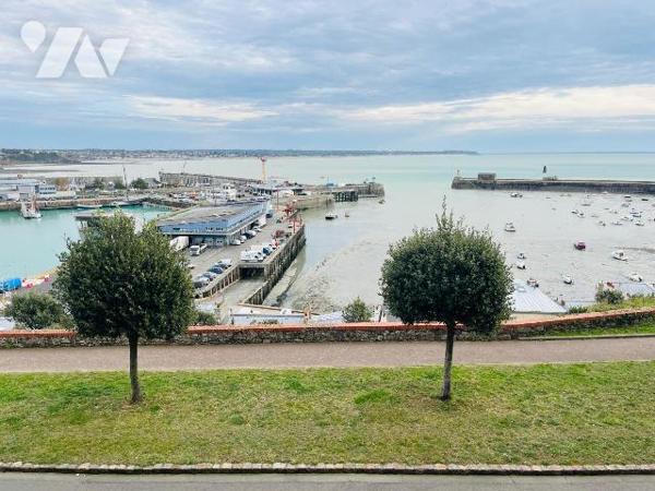 A vendre sur la commune de Granville, dans le quartier historique de la Haute Ville, un bel app...