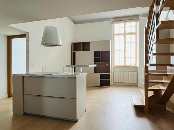 A vendre sur la commune de Granville, dans le quartier historique de la Haute Ville, un bel app...