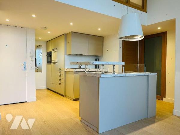 A vendre sur la commune de Granville, dans le quartier historique de la Haute Ville, un bel app...