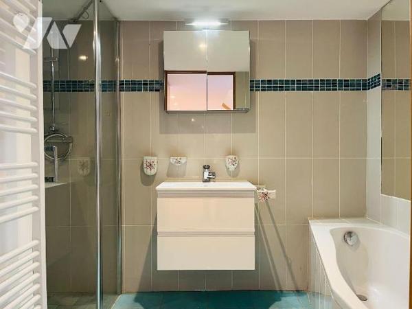 A vendre sur la commune de Granville, dans le quartier historique de la Haute Ville, un bel app...