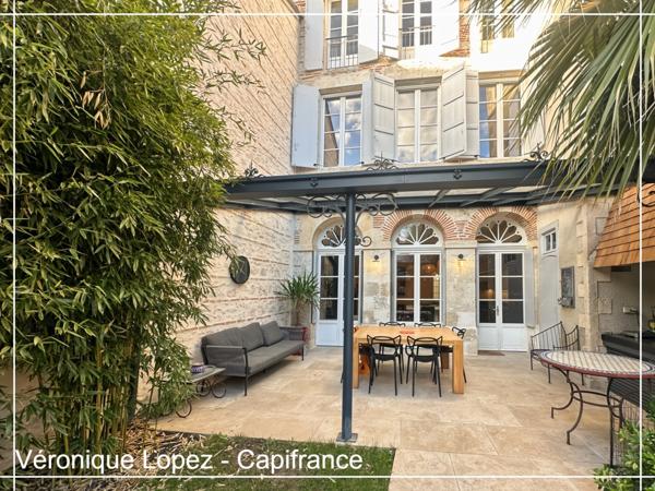 Agen, cœur de ville, superbe maison en pierre de 266 m² entièrement rénovée, jardin, piscine, atelier, garage 5 voitures