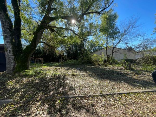 Dpt Charente Maritime (17), à vendre proche de SURGERES terrain de 398 m²