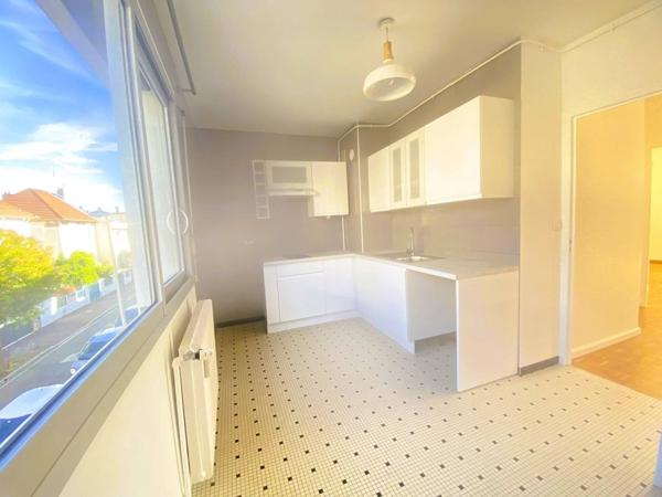 03200 VICHY APPARTEMENT 3 PIÈCES AVEC CAVE EN SUS UNE PLACE DE PARKING AU SOUS SOL -BORD D'ALLIER