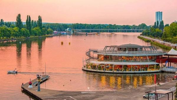 03200 VICHY APPARTEMENT 3 PIÈCES AVEC CAVE EN SUS UNE PLACE DE PARKING AU SOUS SOL -BORD D'ALLIER