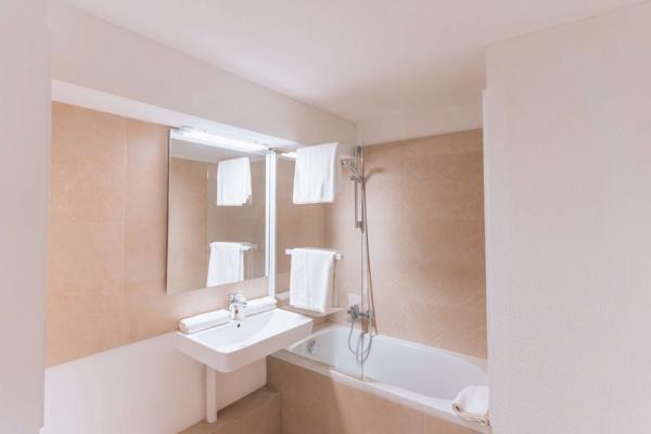 INVESTISSEMENT LOCATIF  CAUTERETS  Résidence de tourisme AppartHotel Garden & City  7,68% de rentabilité