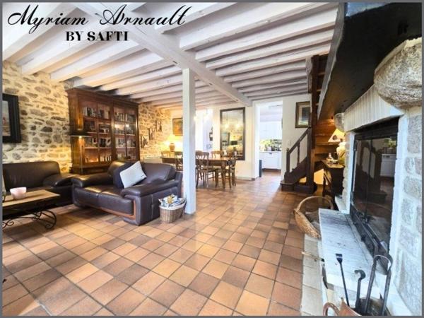 Maisons en pierre 4 chambres Grange Piscine Puits Annexes