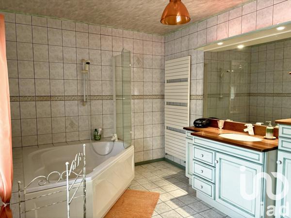 Maison 9 pièces de 229 m² à Barbezieux-Saint-Hilaire (16300)