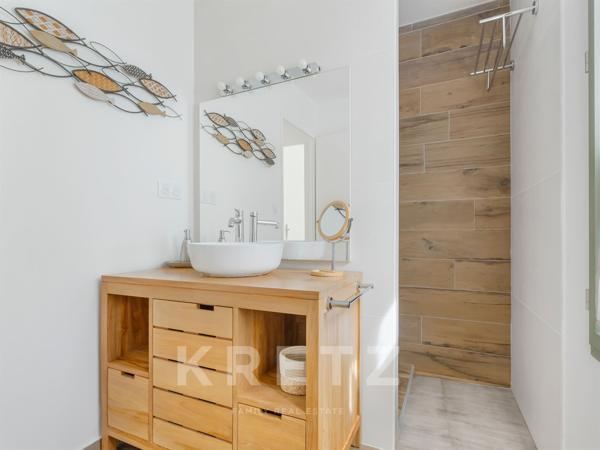 LE PRADET – LES OURSINIÈRES – MAISON FRONT DE MER RÉNOVÉE AVEC VUE PANORAMIQUE SUR LA RADE DE TOULON