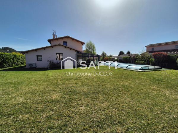 Maison avec jardin, piscine, terrasse et garage.