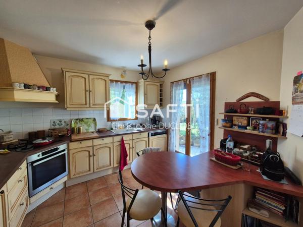 Maison avec jardin, piscine, terrasse et garage.