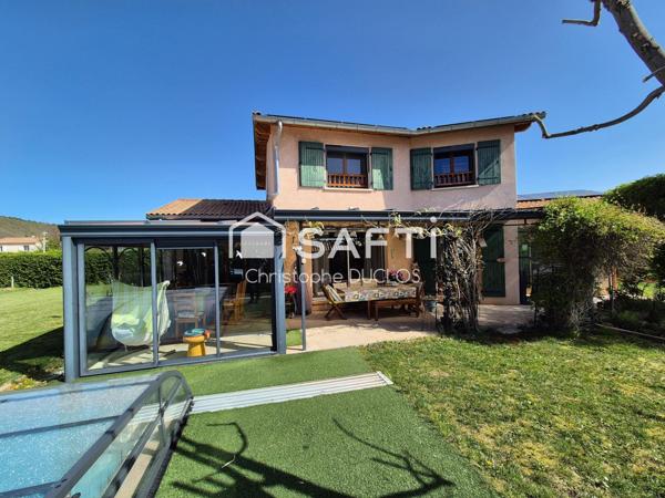 Maison avec jardin, piscine, terrasse et garage.