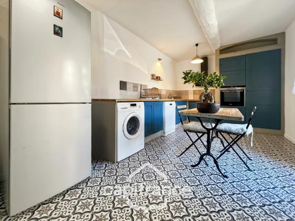 MALLEMORT maison de village entièrement rénovée,de 115 m2 très bien entretenue, 1 étage, beaux volumes, 3 chambres, 2 salles d'eau, bien localisée, un extérieur, un local