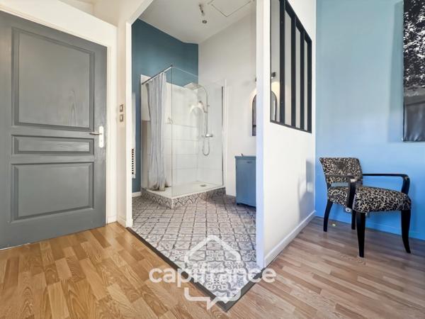 MALLEMORT maison de village entièrement rénovée,de 115 m2 très bien entretenue, 1 étage, beaux volumes, 3 chambres, 2 salles d'eau, bien localisée, un extérieur, un local