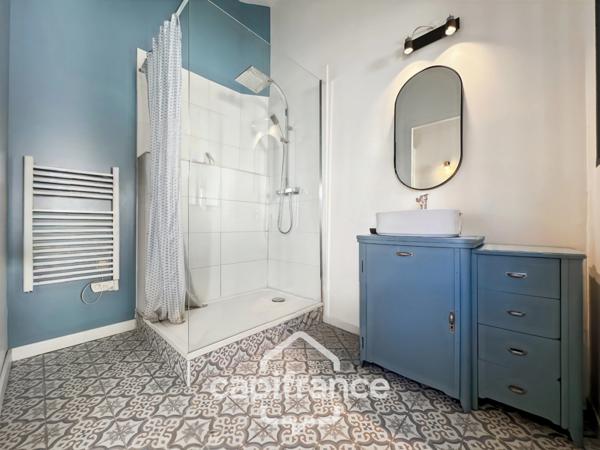 MALLEMORT maison de village entièrement rénovée,de 115 m2 très bien entretenue, 1 étage, beaux volumes, 3 chambres, 2 salles d'eau, bien localisée, un extérieur, un local