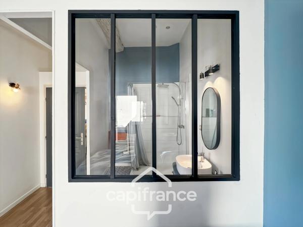 MALLEMORT maison de village entièrement rénovée,de 115 m2 très bien entretenue, 1 étage, beaux volumes, 3 chambres, 2 salles d'eau, bien localisée, un extérieur, un local