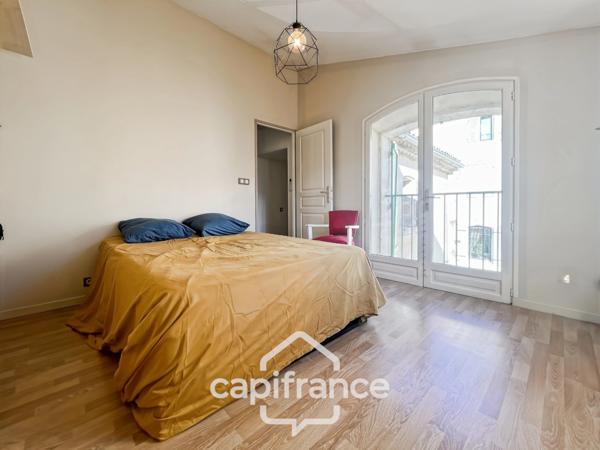 MALLEMORT maison de village entièrement rénovée,de 115 m2 très bien entretenue, 1 étage, beaux volumes, 3 chambres, 2 salles d'eau, bien localisée, un extérieur, un local