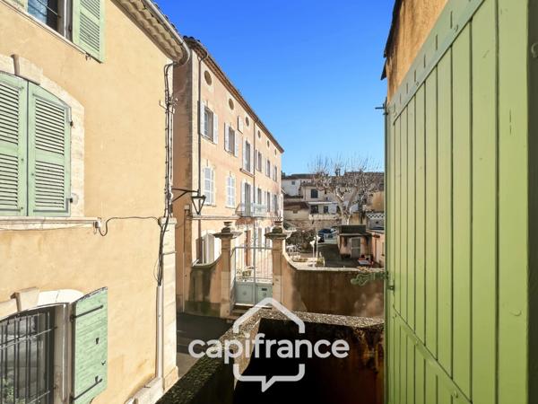 MALLEMORT maison de village entièrement rénovée,de 115 m2 très bien entretenue, 1 étage, beaux volumes, 3 chambres, 2 salles d'eau, bien localisée, un extérieur, un local