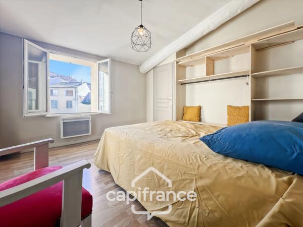 MALLEMORT maison de village entièrement rénovée,de 115 m2 très bien entretenue, 1 étage, beaux volumes, 3 chambres, 2 salles d'eau, bien localisée, un extérieur, un local