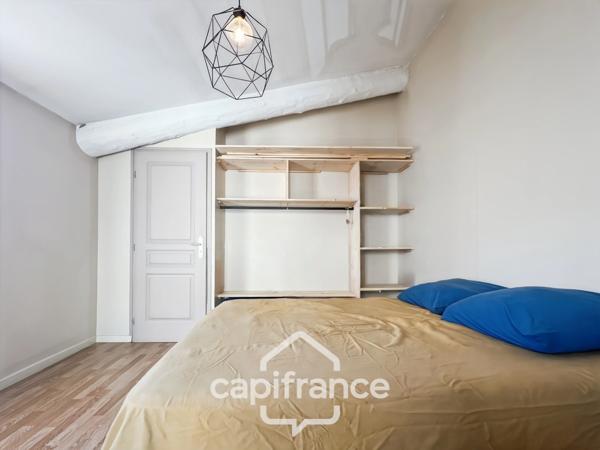 MALLEMORT maison de village entièrement rénovée,de 115 m2 très bien entretenue, 1 étage, beaux volumes, 3 chambres, 2 salles d'eau, bien localisée, un extérieur, un local