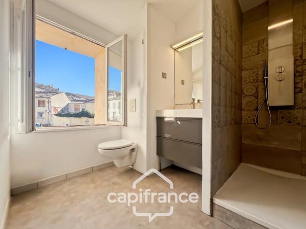 MALLEMORT maison de village entièrement rénovée,de 115 m2 très bien entretenue, 1 étage, beaux volumes, 3 chambres, 2 salles d'eau, bien localisée, un extérieur, un local