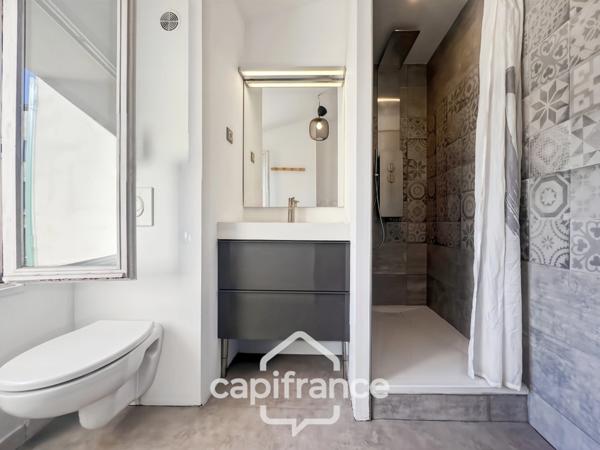 MALLEMORT maison de village entièrement rénovée,de 115 m2 très bien entretenue, 1 étage, beaux volumes, 3 chambres, 2 salles d'eau, bien localisée, un extérieur, un local