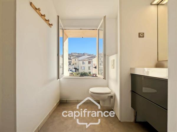 MALLEMORT maison de village entièrement rénovée,de 115 m2 très bien entretenue, 1 étage, beaux volumes, 3 chambres, 2 salles d'eau, bien localisée, un extérieur, un local