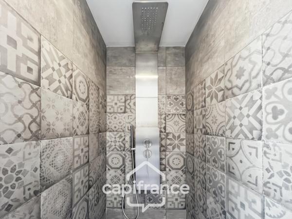 MALLEMORT maison de village entièrement rénovée,de 115 m2 très bien entretenue, 1 étage, beaux volumes, 3 chambres, 2 salles d'eau, bien localisée, un extérieur, un local