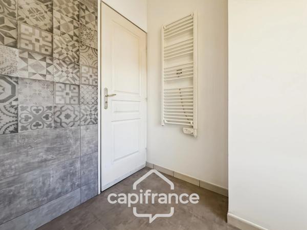 MALLEMORT maison de village entièrement rénovée,de 115 m2 très bien entretenue, 1 étage, beaux volumes, 3 chambres, 2 salles d'eau, bien localisée, un extérieur, un local