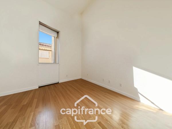 MALLEMORT maison de village entièrement rénovée,de 115 m2 très bien entretenue, 1 étage, beaux volumes, 3 chambres, 2 salles d'eau, bien localisée, un extérieur, un local