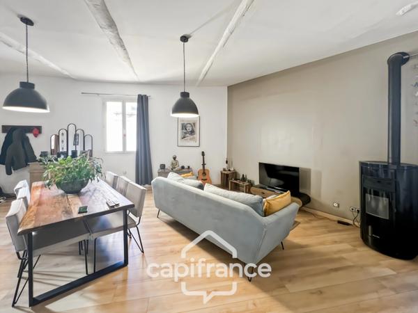 MALLEMORT maison de village entièrement rénovée,de 115 m2 très bien entretenue, 1 étage, beaux volumes, 3 chambres, 2 salles d'eau, bien localisée, un extérieur, un local