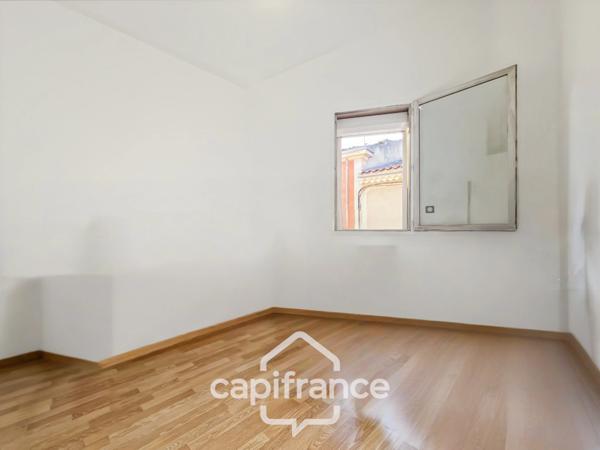 MALLEMORT maison de village entièrement rénovée,de 115 m2 très bien entretenue, 1 étage, beaux volumes, 3 chambres, 2 salles d'eau, bien localisée, un extérieur, un local