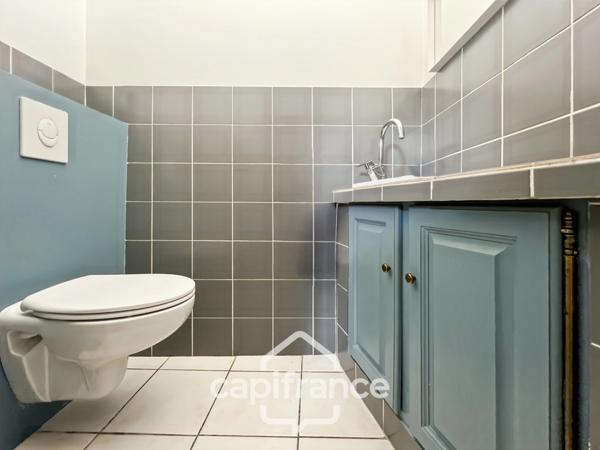 MALLEMORT maison de village entièrement rénovée,de 115 m2 très bien entretenue, 1 étage, beaux volumes, 3 chambres, 2 salles d'eau, bien localisée, un extérieur, un local