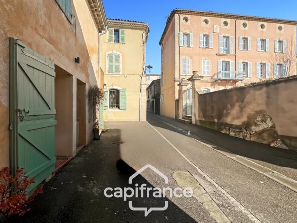 MALLEMORT maison de village entièrement rénovée,de 115 m2 très bien entretenue, 1 étage, beaux volumes, 3 chambres, 2 salles d'eau, bien localisée, un extérieur, un local