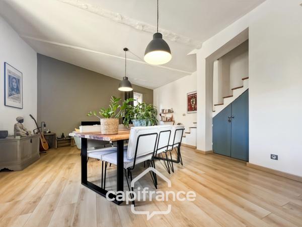 MALLEMORT maison de village entièrement rénovée,de 115 m2 très bien entretenue, 1 étage, beaux volumes, 3 chambres, 2 salles d'eau, bien localisée, un extérieur, un local