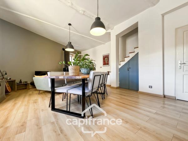 MALLEMORT maison de village entièrement rénovée,de 115 m2 très bien entretenue, 1 étage, beaux volumes, 3 chambres, 2 salles d'eau, bien localisée, un extérieur, un local