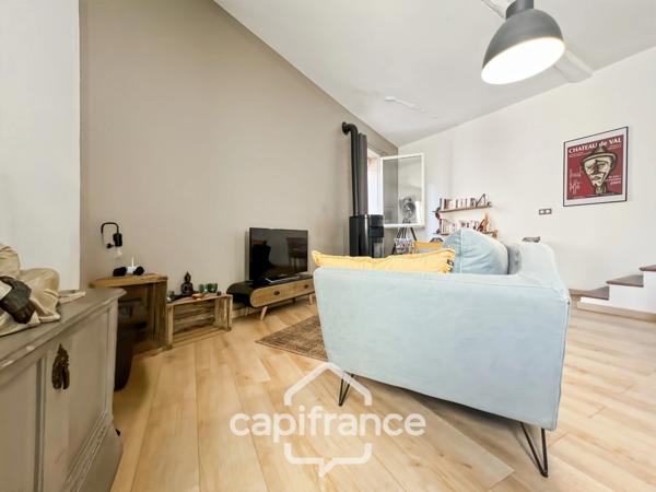 MALLEMORT maison de village entièrement rénovée,de 115 m2 très bien entretenue, 1 étage, beaux volumes, 3 chambres, 2 salles d'eau, bien localisée, un extérieur, un local