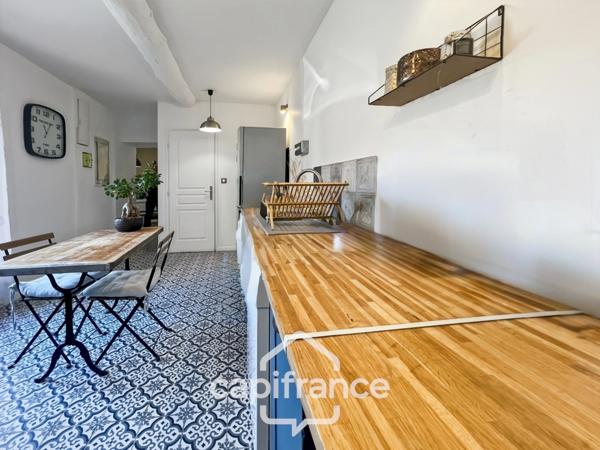 MALLEMORT maison de village entièrement rénovée,de 115 m2 très bien entretenue, 1 étage, beaux volumes, 3 chambres, 2 salles d'eau, bien localisée, un extérieur, un local