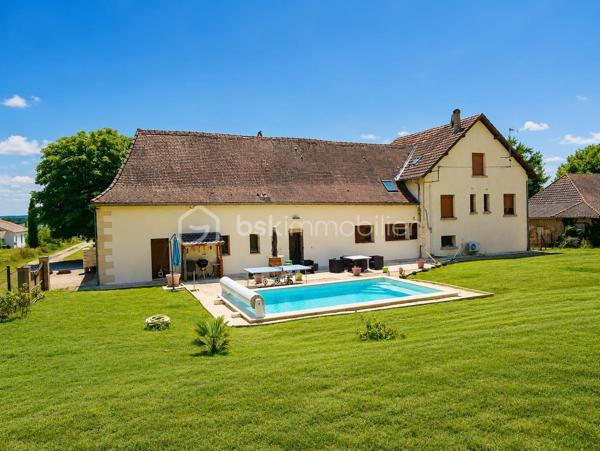 Maison de caractère de 197 m² avec piscine, dépendance et deux habitations – Bergerac

Un bien rare aux multiples possibilités !

À seulement quelques minutes du centre de Bergerac, des commerces et des grands axes, découvrez cette propriété de 197 m² implantée sur un magnifique terrain arboré de 3 035 m², sans aucun vis-à-vis.

Cette maison de caractère se distingue par ses deux habitations indépendantes, idéales pour un projet familial, une activité de location saisonnière ou annuelle, un rapprochement familial ou encore pour offrir un espace de vie autonome à des adolescents.

La première habitation (style longère)
Grande pièce de vie avec cheminée.
Chambre avec dressing.
Salle d'eau.
WC indépendant.
Mezzanine avec une seconde chambre.
La seconde habitation
Entrée indépendante.
Cuisine.
Pièce de vie  avec accès au balcon.
Une chambre et une salle d'eau.
À l'étage : trois chambres sous les combles et une salle de bain.
Les atouts qui font la différence

✔ Terrain de 3 035 m² au calme, sans vis-à-vis.
✔ Piscine 7 x 4 m au chlore avec volet roulant électrique.
✔ Garage de 30 m².
✔ Dépendance avec local technique et espace de stockage pour le bois.
✔ Potager et verger pour profiter pleinement de l'extérieur.
✔ Environnement bucolique tout en restant proche des commodités.

Un bien plein de charme offrant de nombreuses possibilités d'aménagement et de rentabilité, dans un cadre verdoyant où calme et qualité de vie sont au rendez-vous.

À découvrir sans tarder !