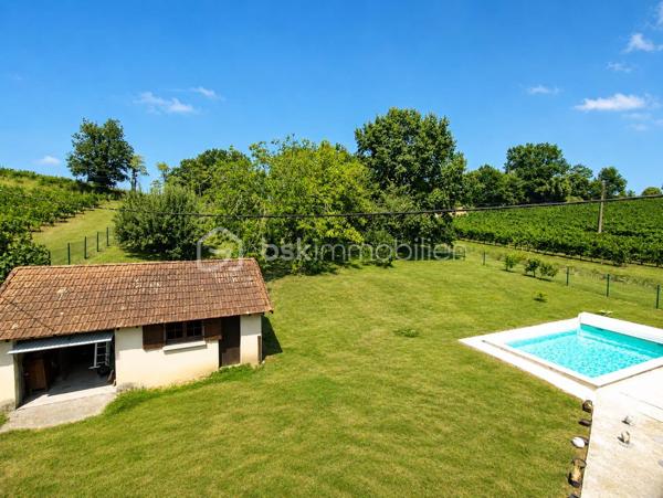 Maison de caractère de 197 m² avec piscine, dépendance et deux habitations – Bergerac

Un bien rare aux multiples possibilités !

À seulement quelques minutes du centre de Bergerac, des commerces et des grands axes, découvrez cette propriété de 197 m² implantée sur un magnifique terrain arboré de 3 035 m², sans aucun vis-à-vis.

Cette maison de caractère se distingue par ses deux habitations indépendantes, idéales pour un projet familial, une activité de location saisonnière ou annuelle, un rapprochement familial ou encore pour offrir un espace de vie autonome à des adolescents.

La première habitation (style longère)
Grande pièce de vie avec cheminée.
Chambre avec dressing.
Salle d'eau.
WC indépendant.
Mezzanine avec une seconde chambre.
La seconde habitation
Entrée indépendante.
Cuisine.
Pièce de vie  avec accès au balcon.
Une chambre et une salle d'eau.
À l'étage : trois chambres sous les combles et une salle de bain.
Les atouts qui font la différence

✔ Terrain de 3 035 m² au calme, sans vis-à-vis.
✔ Piscine 7 x 4 m au chlore avec volet roulant électrique.
✔ Garage de 30 m².
✔ Dépendance avec local technique et espace de stockage pour le bois.
✔ Potager et verger pour profiter pleinement de l'extérieur.
✔ Environnement bucolique tout en restant proche des commodités.

Un bien plein de charme offrant de nombreuses possibilités d'aménagement et de rentabilité, dans un cadre verdoyant où calme et qualité de vie sont au rendez-vous.

À découvrir sans tarder !