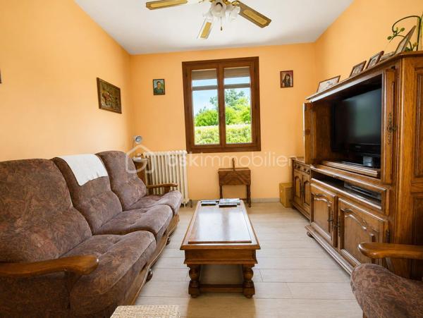 Maison de caractère de 197 m² avec piscine, dépendance et deux habitations – Bergerac

Un bien rare aux multiples possibilités !

À seulement quelques minutes du centre de Bergerac, des commerces et des grands axes, découvrez cette propriété de 197 m² implantée sur un magnifique terrain arboré de 3 035 m², sans aucun vis-à-vis.

Cette maison de caractère se distingue par ses deux habitations indépendantes, idéales pour un projet familial, une activité de location saisonnière ou annuelle, un rapprochement familial ou encore pour offrir un espace de vie autonome à des adolescents.

La première habitation (style longère)
Grande pièce de vie avec cheminée.
Chambre avec dressing.
Salle d'eau.
WC indépendant.
Mezzanine avec une seconde chambre.
La seconde habitation
Entrée indépendante.
Cuisine.
Pièce de vie  avec accès au balcon.
Une chambre et une salle d'eau.
À l'étage : trois chambres sous les combles et une salle de bain.
Les atouts qui font la différence

✔ Terrain de 3 035 m² au calme, sans vis-à-vis.
✔ Piscine 7 x 4 m au chlore avec volet roulant électrique.
✔ Garage de 30 m².
✔ Dépendance avec local technique et espace de stockage pour le bois.
✔ Potager et verger pour profiter pleinement de l'extérieur.
✔ Environnement bucolique tout en restant proche des commodités.

Un bien plein de charme offrant de nombreuses possibilités d'aménagement et de rentabilité, dans un cadre verdoyant où calme et qualité de vie sont au rendez-vous.

À découvrir sans tarder !