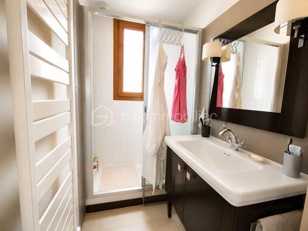 Maison de caractère de 197 m² avec piscine, dépendance et deux habitations – Bergerac

Un bien rare aux multiples possibilités !

À seulement quelques minutes du centre de Bergerac, des commerces et des grands axes, découvrez cette propriété de 197 m² implantée sur un magnifique terrain arboré de 3 035 m², sans aucun vis-à-vis.

Cette maison de caractère se distingue par ses deux habitations indépendantes, idéales pour un projet familial, une activité de location saisonnière ou annuelle, un rapprochement familial ou encore pour offrir un espace de vie autonome à des adolescents.

La première habitation (style longère)
Grande pièce de vie avec cheminée.
Chambre avec dressing.
Salle d'eau.
WC indépendant.
Mezzanine avec une seconde chambre.
La seconde habitation
Entrée indépendante.
Cuisine.
Pièce de vie  avec accès au balcon.
Une chambre et une salle d'eau.
À l'étage : trois chambres sous les combles et une salle de bain.
Les atouts qui font la différence

✔ Terrain de 3 035 m² au calme, sans vis-à-vis.
✔ Piscine 7 x 4 m au chlore avec volet roulant électrique.
✔ Garage de 30 m².
✔ Dépendance avec local technique et espace de stockage pour le bois.
✔ Potager et verger pour profiter pleinement de l'extérieur.
✔ Environnement bucolique tout en restant proche des commodités.

Un bien plein de charme offrant de nombreuses possibilités d'aménagement et de rentabilité, dans un cadre verdoyant où calme et qualité de vie sont au rendez-vous.

À découvrir sans tarder !