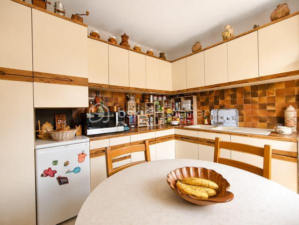 Maison de caractère de 197 m² avec piscine, dépendance et deux habitations – Bergerac

Un bien rare aux multiples possibilités !

À seulement quelques minutes du centre de Bergerac, des commerces et des grands axes, découvrez cette propriété de 197 m² implantée sur un magnifique terrain arboré de 3 035 m², sans aucun vis-à-vis.

Cette maison de caractère se distingue par ses deux habitations indépendantes, idéales pour un projet familial, une activité de location saisonnière ou annuelle, un rapprochement familial ou encore pour offrir un espace de vie autonome à des adolescents.

La première habitation (style longère)
Grande pièce de vie avec cheminée.
Chambre avec dressing.
Salle d'eau.
WC indépendant.
Mezzanine avec une seconde chambre.
La seconde habitation
Entrée indépendante.
Cuisine.
Pièce de vie  avec accès au balcon.
Une chambre et une salle d'eau.
À l'étage : trois chambres sous les combles et une salle de bain.
Les atouts qui font la différence

✔ Terrain de 3 035 m² au calme, sans vis-à-vis.
✔ Piscine 7 x 4 m au chlore avec volet roulant électrique.
✔ Garage de 30 m².
✔ Dépendance avec local technique et espace de stockage pour le bois.
✔ Potager et verger pour profiter pleinement de l'extérieur.
✔ Environnement bucolique tout en restant proche des commodités.

Un bien plein de charme offrant de nombreuses possibilités d'aménagement et de rentabilité, dans un cadre verdoyant où calme et qualité de vie sont au rendez-vous.

À découvrir sans tarder !